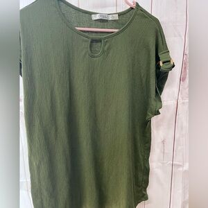 🌵.   Women's Green Top